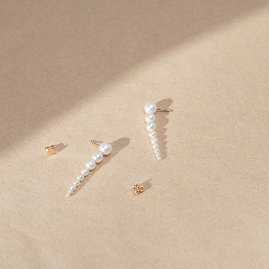 The Sienna Earrings by Sophie Bille Brahe are 14Kt Gold earrings with a dropdown of 9 Freshwater pearls