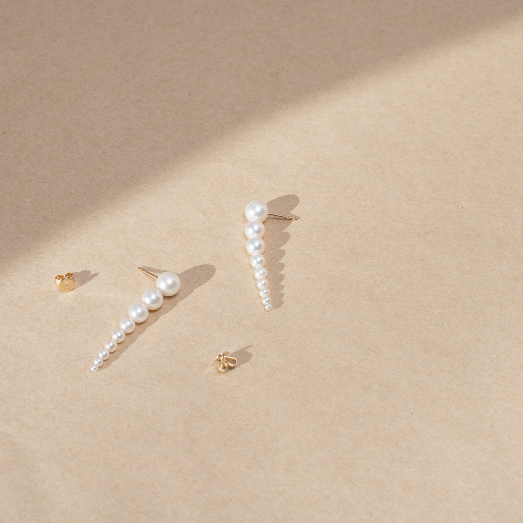 The Sienna Earrings by Sophie Bille Brahe are 14Kt Gold earrings with a dropdown of 9 Freshwater pearls