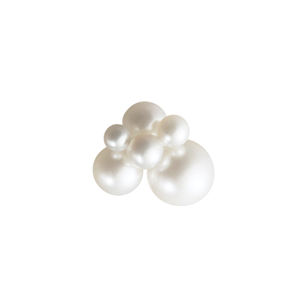 The Bisou Earring by Sophie Bille Brahe is a delicate stud earring in 14 Kt Gold with a small cluster of white freshwater pearls varying in size