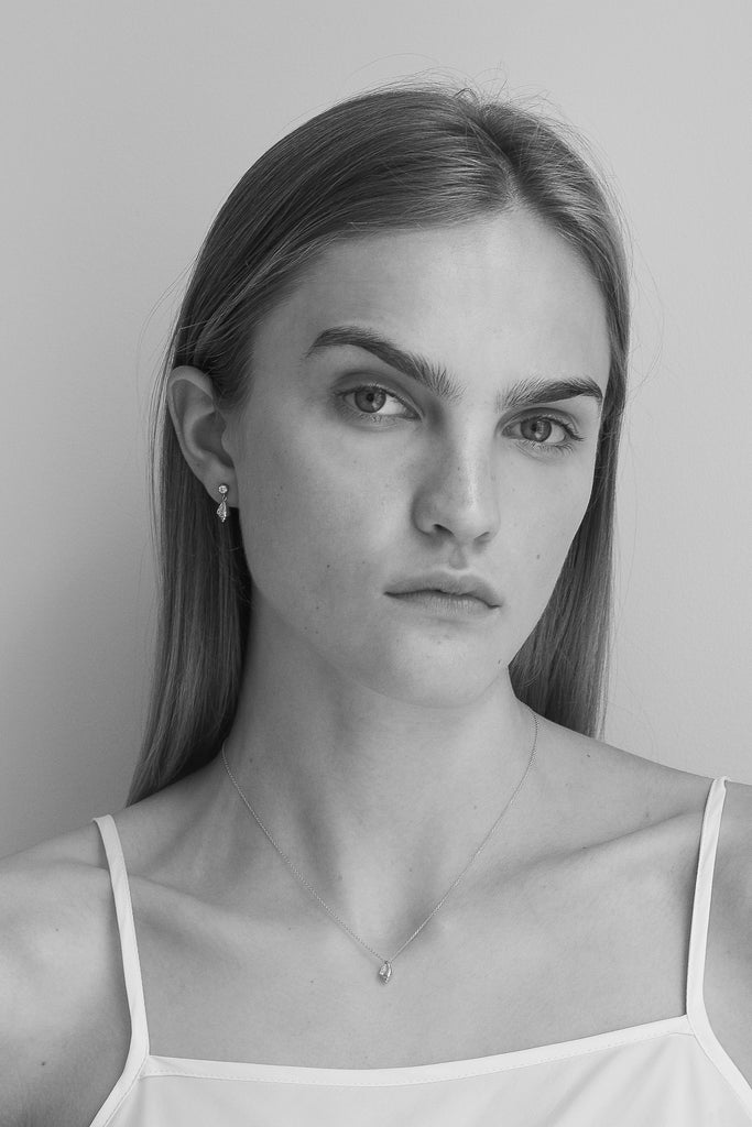 The Conque d'Or Diamant by Sophie Bille Brahe is a delicate Necklace with a Conque pendant in 18K yellow gold with 0,18 ct Top Wesselton VVS diamonds