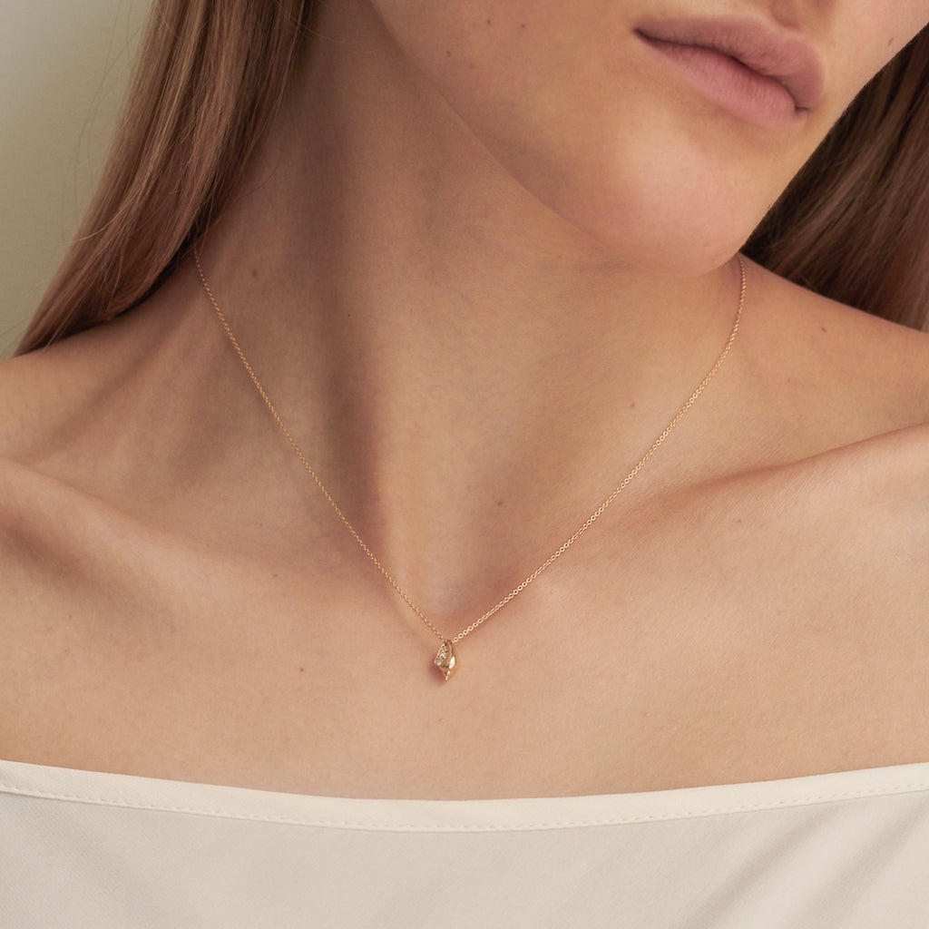 The Conque d'Or Diamant by Sophie Bille Brahe is a delicate Necklace with a Conque pendant in 18K yellow gold with 0,18 ct Top Wesselton VVS diamonds