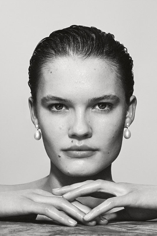 The Venus L'eau Earrings by Sophie Bille Brahe are delicate drop earrings in 14Kt yellow gold with round and drop shaped freshwater pearls