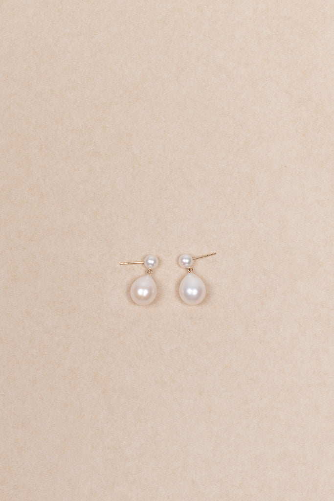 The Venus L'eau Earrings by Sophie Bille Brahe are delicate drop earrings in 14Kt yellow gold with round and drop shaped freshwater pearls