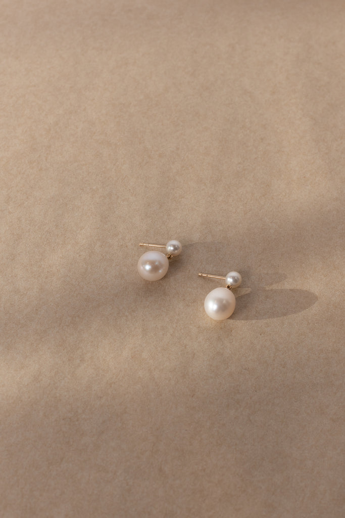 The Venus L'eau Earrings by Sophie Bille Brahe are delicate drop earrings in 14Kt yellow gold with round and drop shaped freshwater pearls