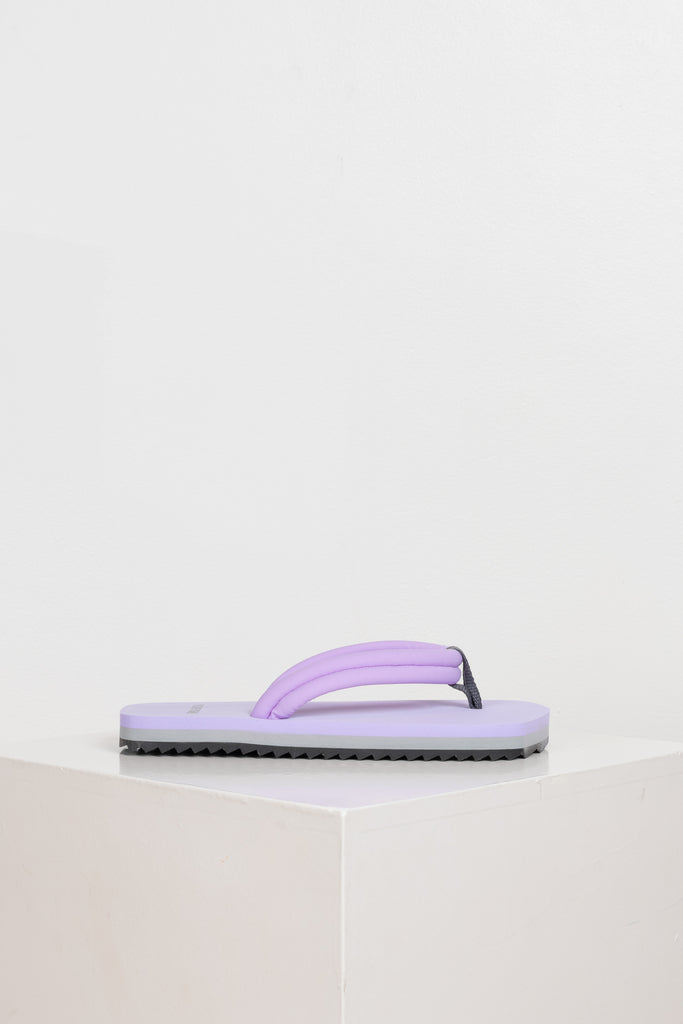lavenderThe Xigy Slides by Yume Yume are relaxed flip flop slides inspired by the iconic Japanese Geta shape