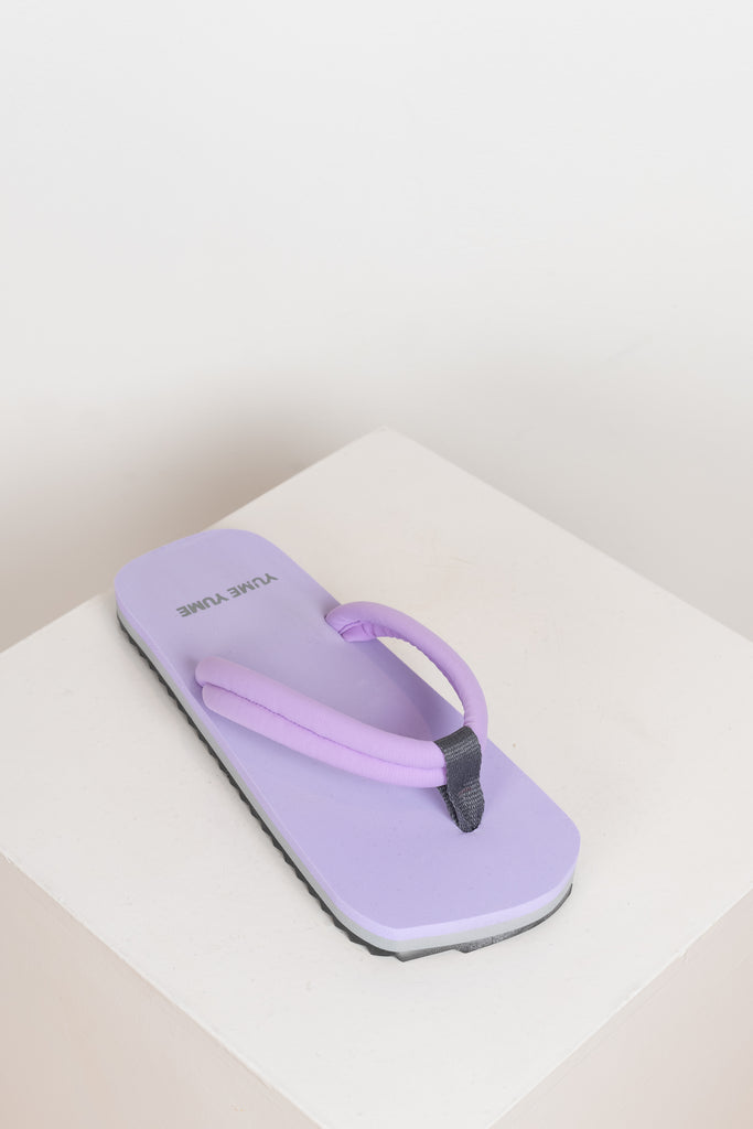 The Xigy Slides by Yume Yume are relaxed flip flop slides inspired by the iconic Japanese Geta shape