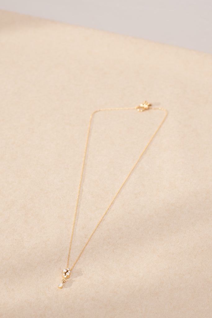 The Splash Diamant Necklace by Sophie Bille Brahe is a fine Necklace in 18K yellow gold with 0,17 ct Top Wesselton VVS diamonds varying in size featuring a pear shaped diamond drop